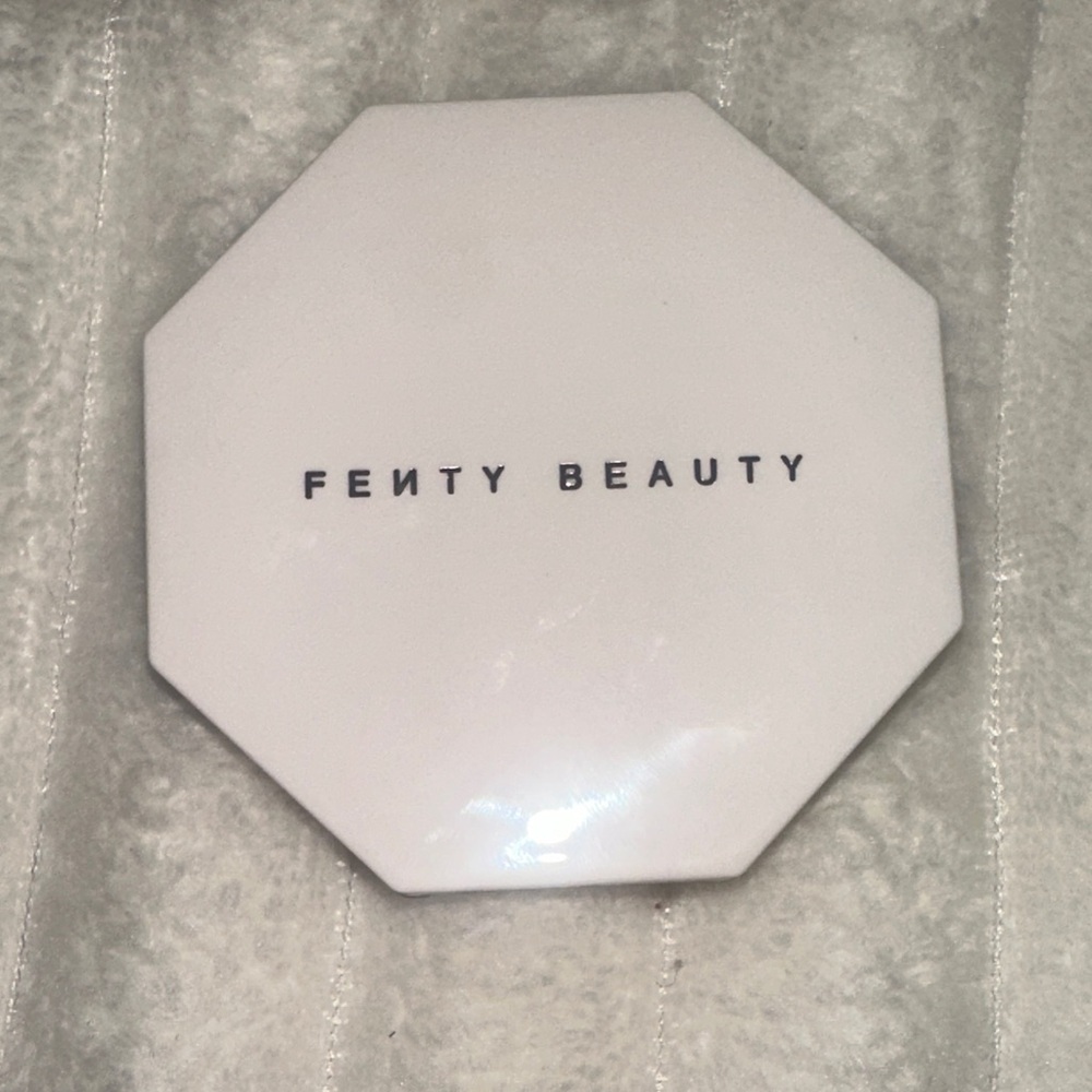 Fenty Beauty highlighter 🤍